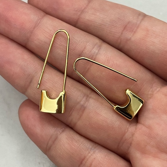Gold Paperclip Lock Earrings Super Cute - Picture 3 of 4